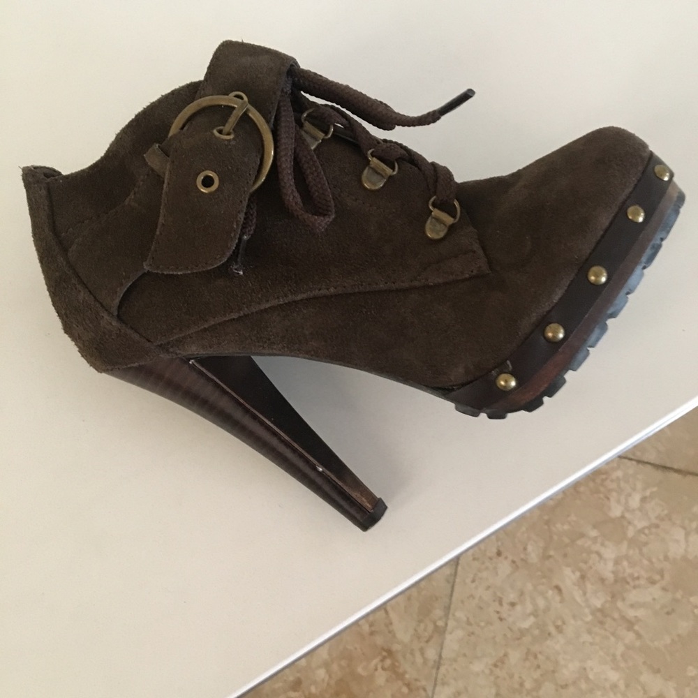 C0liN StuArt laCe uP heEleD bo0tiE